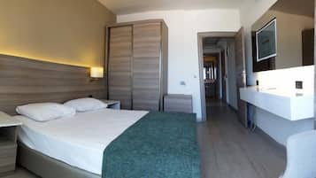 Frigobar, cofres nos quartos, escrivaninha, berços grátis