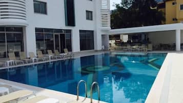 Piscina interna, piscina externa sazonal, guarda-sóis, espreguiçadeiras