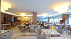 Se sirven desayunos, almuerzos y cenas; cocina turca