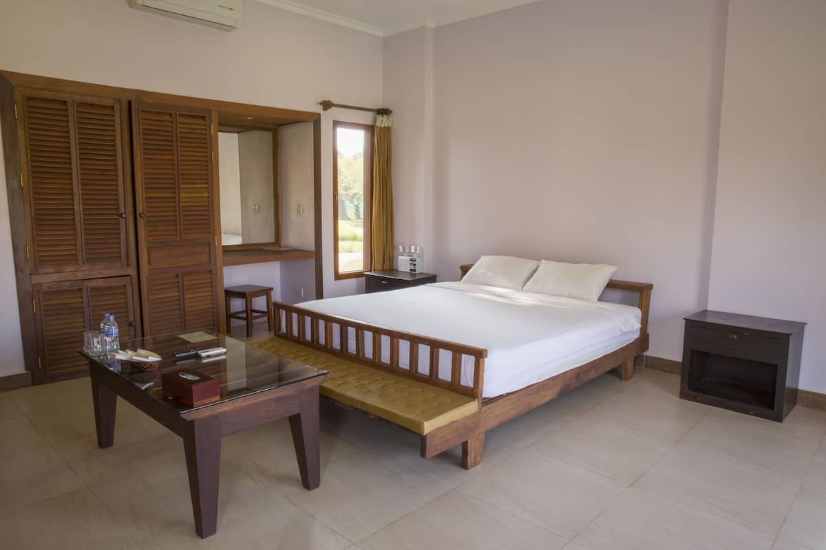 Habitación doble Deluxe, vista a la alberca | Caja de seguridad en la habitación, escritorio y camas extra