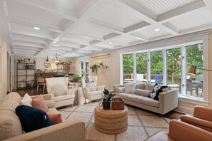 Televisio, takka, kirjoja, stereot