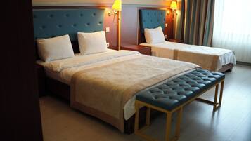 Perhehuone | Tallelokero huoneessa, työpöytä, äänieristys, ilmainen Wi-Fi