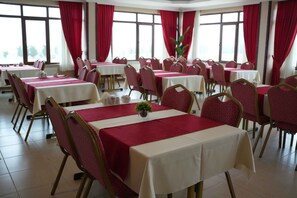 Se sirven desayunos, comidas, cenas y cocina turca 