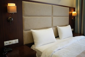 Suite familiar, 2 habitaciones | Caja fuerte, escritorio, sistema de insonorización y wifi gratis