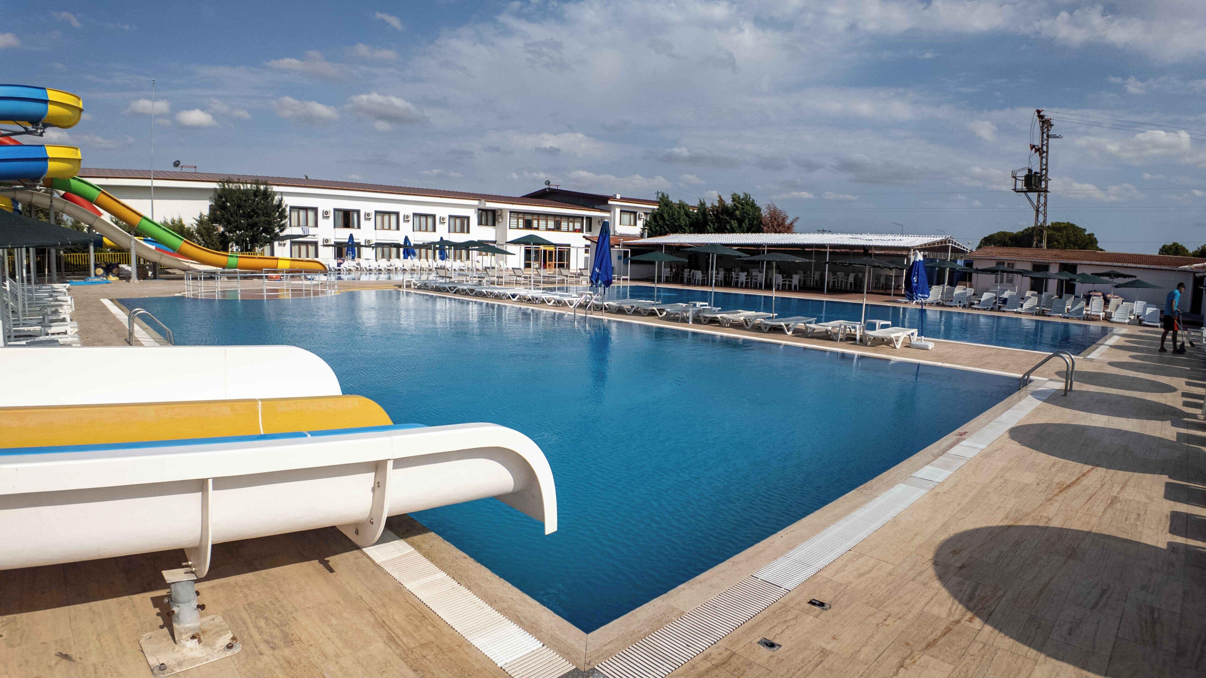 3 kolam renang terbuka, payung kolam, kerusi lepak pantai 