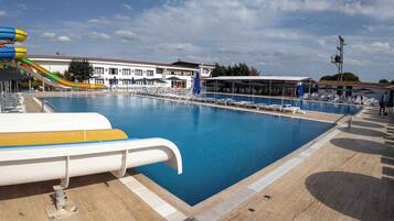 3 kolam renang terbuka, payung kolam, kerusi lepak pantai