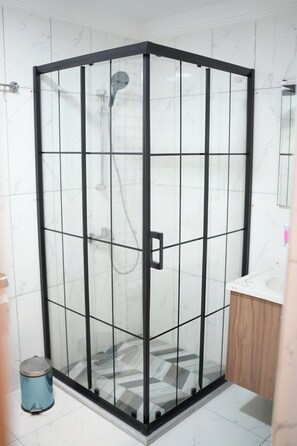 Een douche, gratis toiletartikelen, een haardroger, pantoffels
