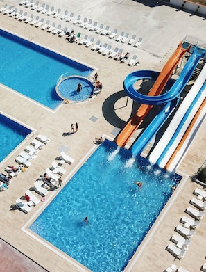 3 outdoor pools, pool umbrellas, sun loungers - Burgaz Resort Aquapark Hotel (Luleburgaz)