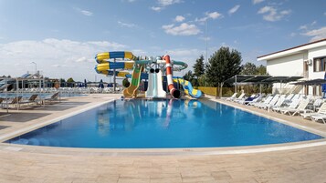 3 outdoor pools, pool umbrellas, sun loungers
