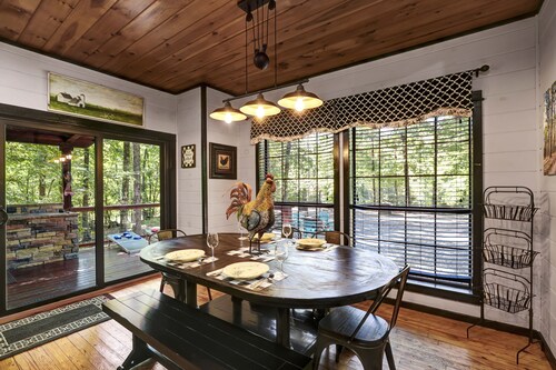 Holly Hill Secluded Retreat 7 acrs, Perfect 2 Bedroom, Hot Tub, Pets