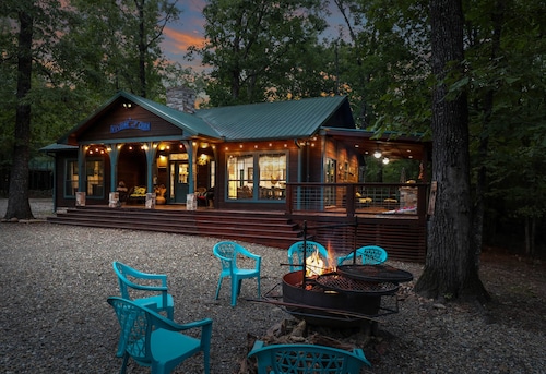 Holly Hill Secluded Retreat 7 acrs, Perfect 2 Bedroom, Hot Tub, Pets