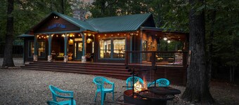 Holly Hill Secluded Retreat 7 acrs, Perfect 2 Bedroom, Hot Tub, Pets