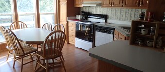 Escape to Black Bear Hollow~Secluded in a Beautiful Aspen Grove & Dog Friendly!