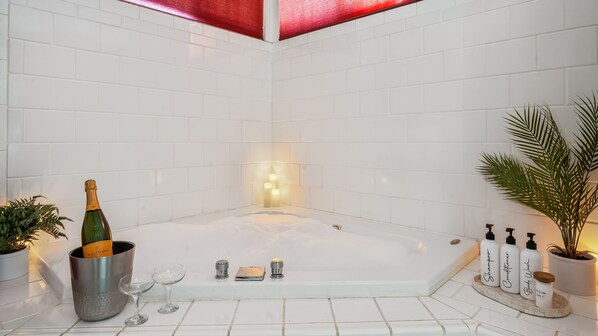 Een bad, een bubbelbad, een haardroger, handdoeken