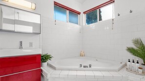 Een bad, een bubbelbad, een haardroger, handdoeken