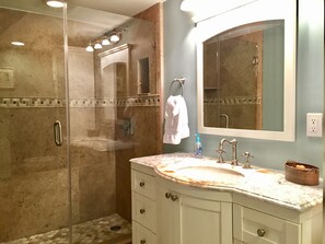 Baignoire, sèche-cheveux, serviettes fournies