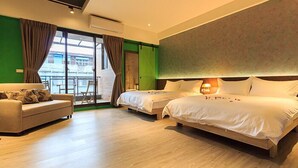 Une chambre d’hôtel moderne avec deux lits, un canapé et une grande fenêtre.