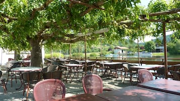 供應早餐、午餐、晚餐;地區菜