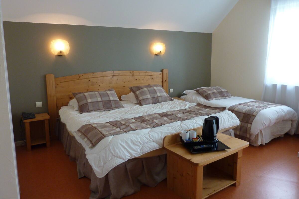 Chambre Double Confort, 1 trÚs grand lit | Literie de qualité supérieure, bureau, lits pliants/supplémentaires