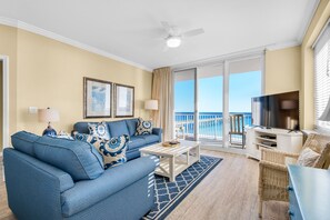 Älytelevisio, DVD-soitin, kirjoja, musiikkikirjasto