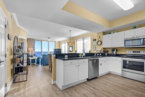 Jääkaappi, mikroaaltouuni, uuni, liesi