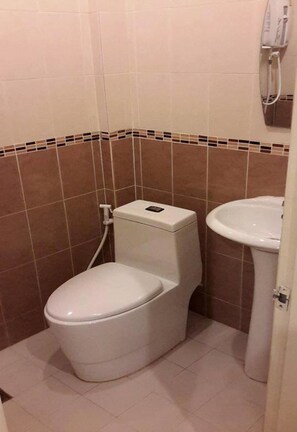 Standard Double Room | Bathroom