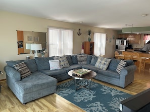 Smart TV, caminetto, lettore DVD, tavolo da calcetto