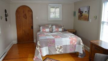 5 bedrooms, desk, iron/ironing board, WiFi