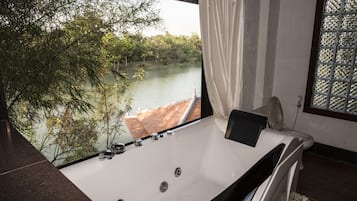 Jetted tub