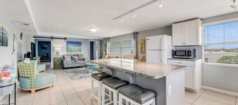 Sleeps 8/Ocean views/ Private Deck/Beach Gear/Steps to Ocean/ Trailer Parking