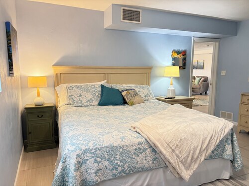 Sleeps 8/Ocean views/ Private Deck/Beach Gear/Steps to Ocean/ Trailer Parking