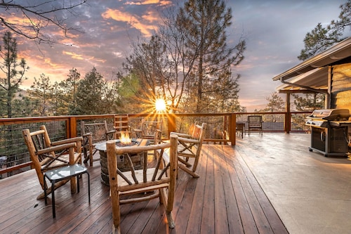 Lähellä rinteitä! 7 hengen kylpytynnyri! Vuodetta! Näkymät! Pelihuone!