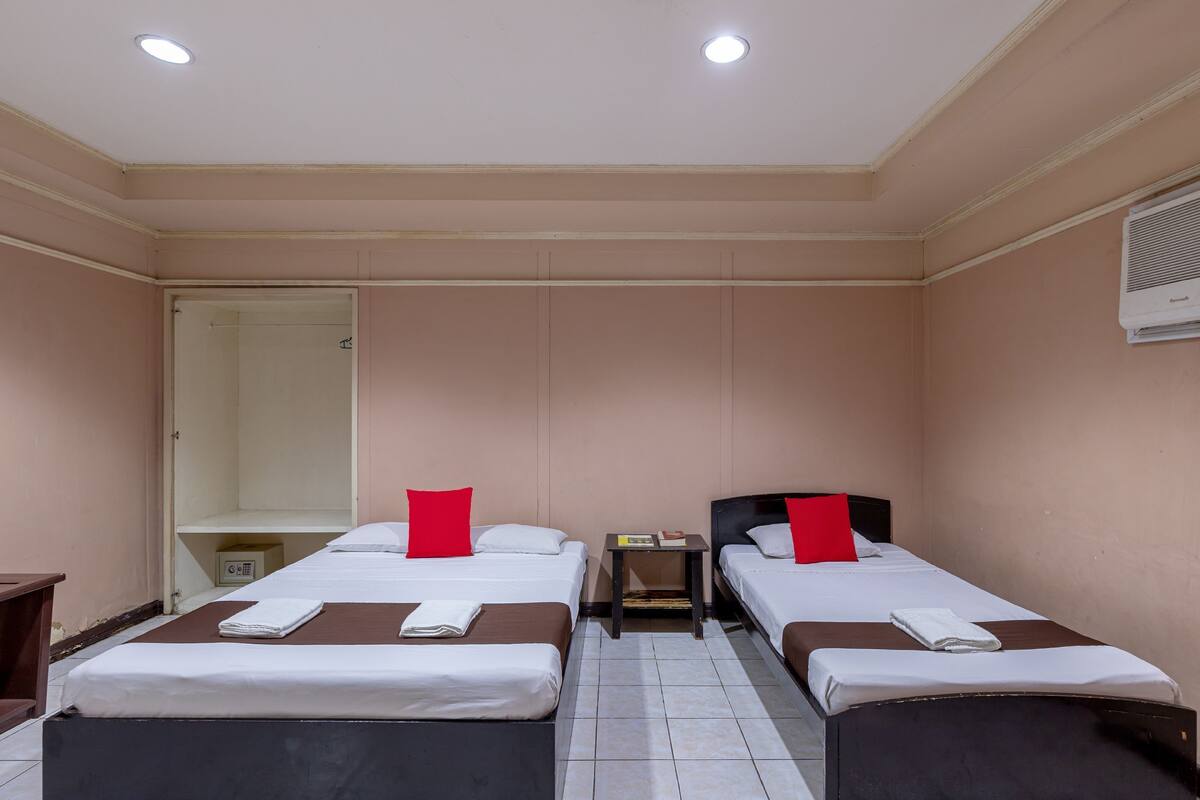 Suite Room | Desk, soundproofing, iron/ironing board (on request)