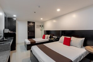 Desk, soundproofing, iron/ironing board, rollaway beds - RedDoorz Check Inn Bacolod (Bacolod)