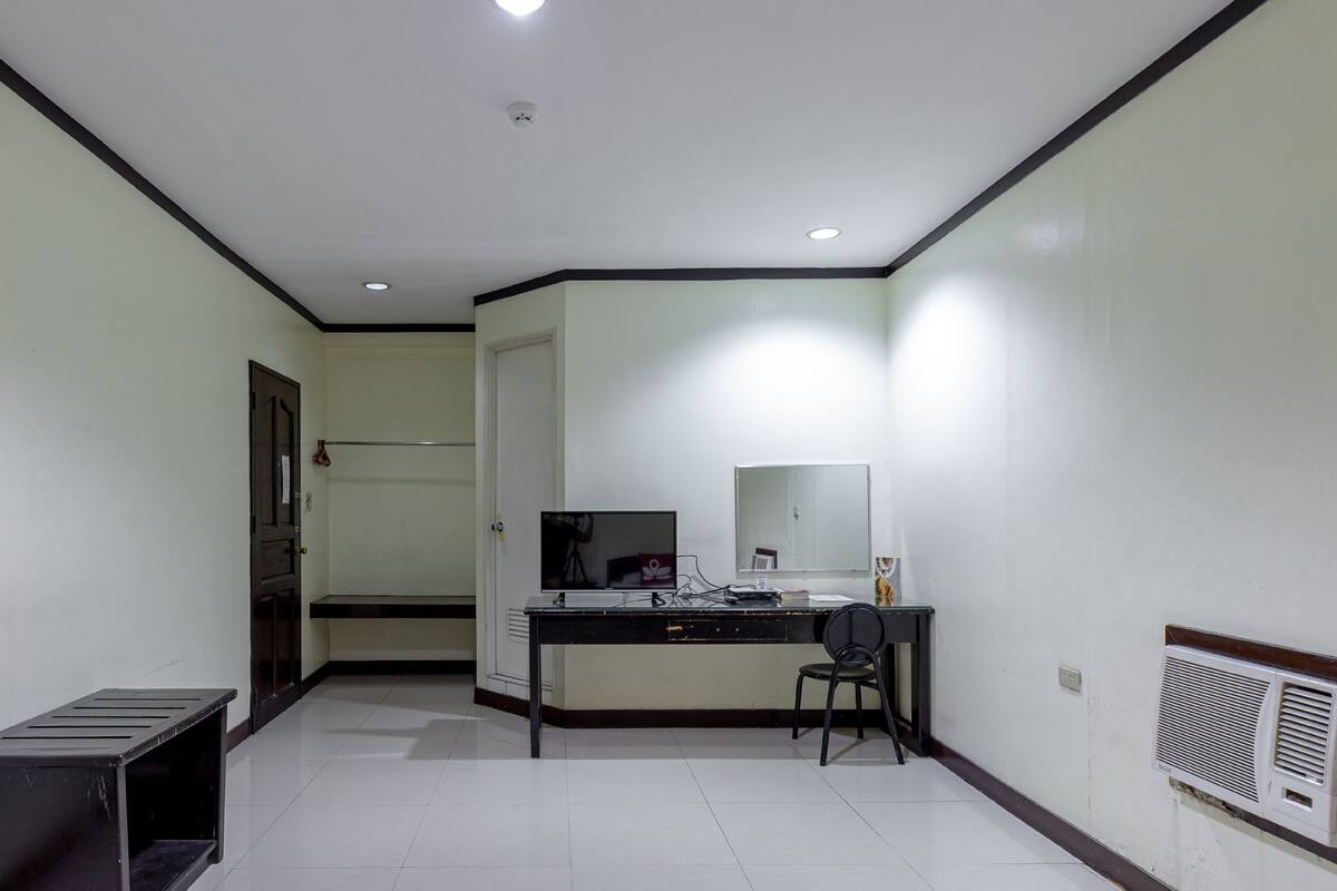 Standard Twin Room | Desk, soundproofing, iron/ironing board (on request)