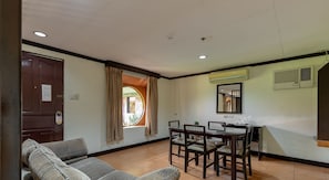 Executive Queen Room | Living area - RedDoorz Check Inn Bacolod (Bacolod)