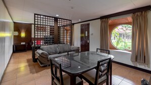 Executive Queen Room | Living area - RedDoorz Check Inn Bacolod (Bacolod)