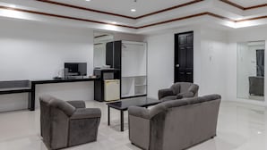Deluxe Family Room | Desk, soundproofing, iron/ironing board (on request), rollaway beds - RedDoorz Check Inn Bacolod (Bacolod)