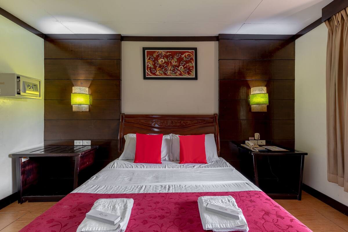 Executive Queen Room | Desk, soundproofing, iron/ironing board (on request)