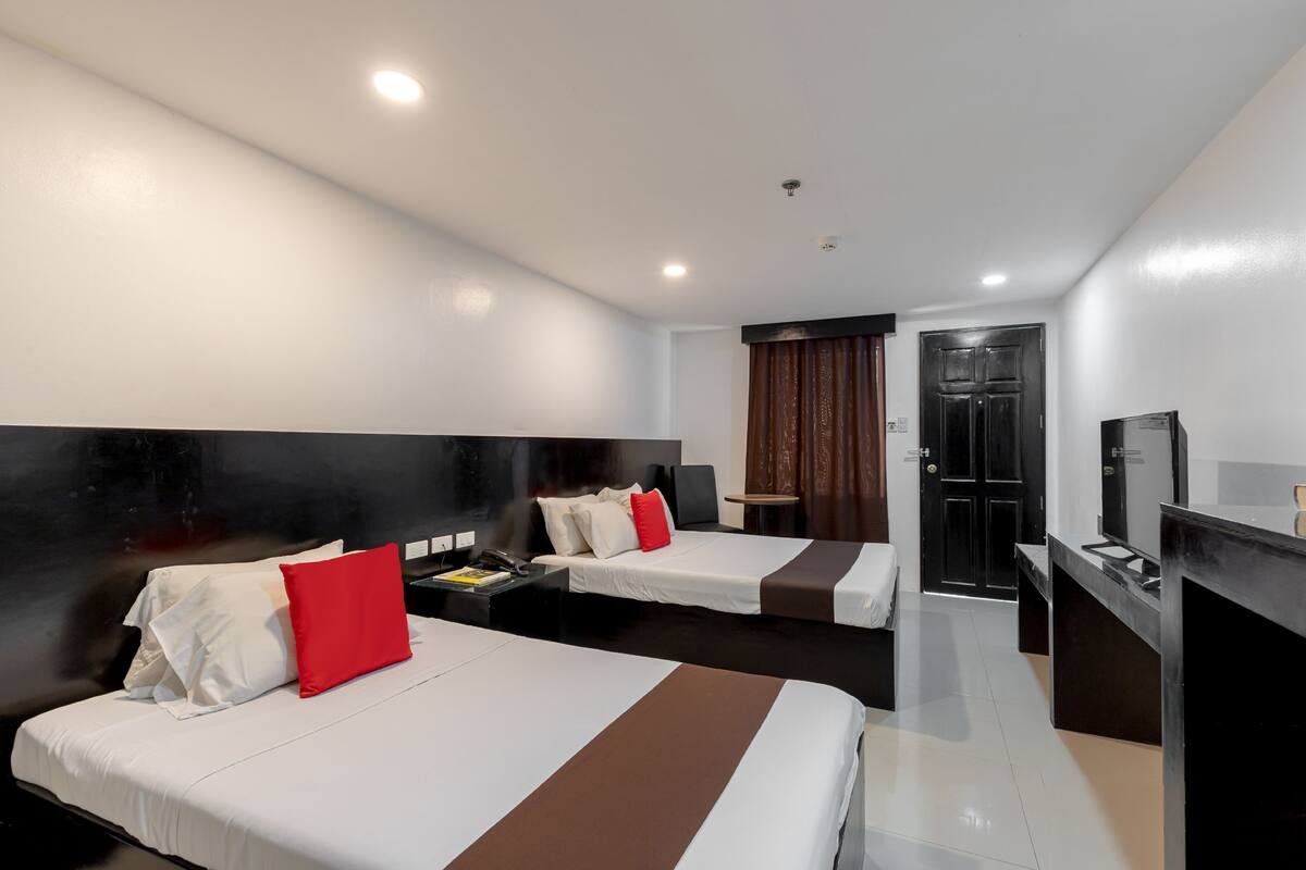 Deluxe Triple Room | Desk, soundproofing, iron/ironing board (on request)