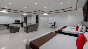 Deluxe Family Room | Desk, soundproofing, iron/ironing board (on request), rollaway beds - RedDoorz Check Inn Bacolod (Bacolod)