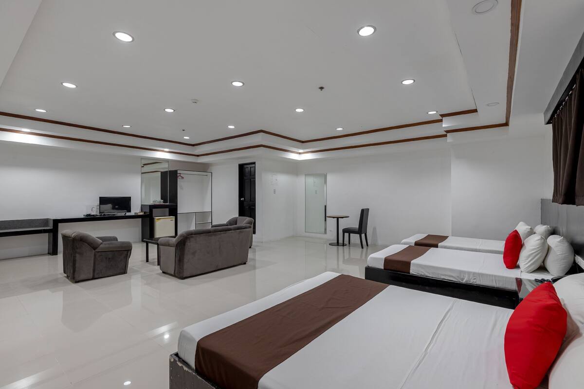 Deluxe Family Room | Desk, soundproofing, iron/ironing board (on request)