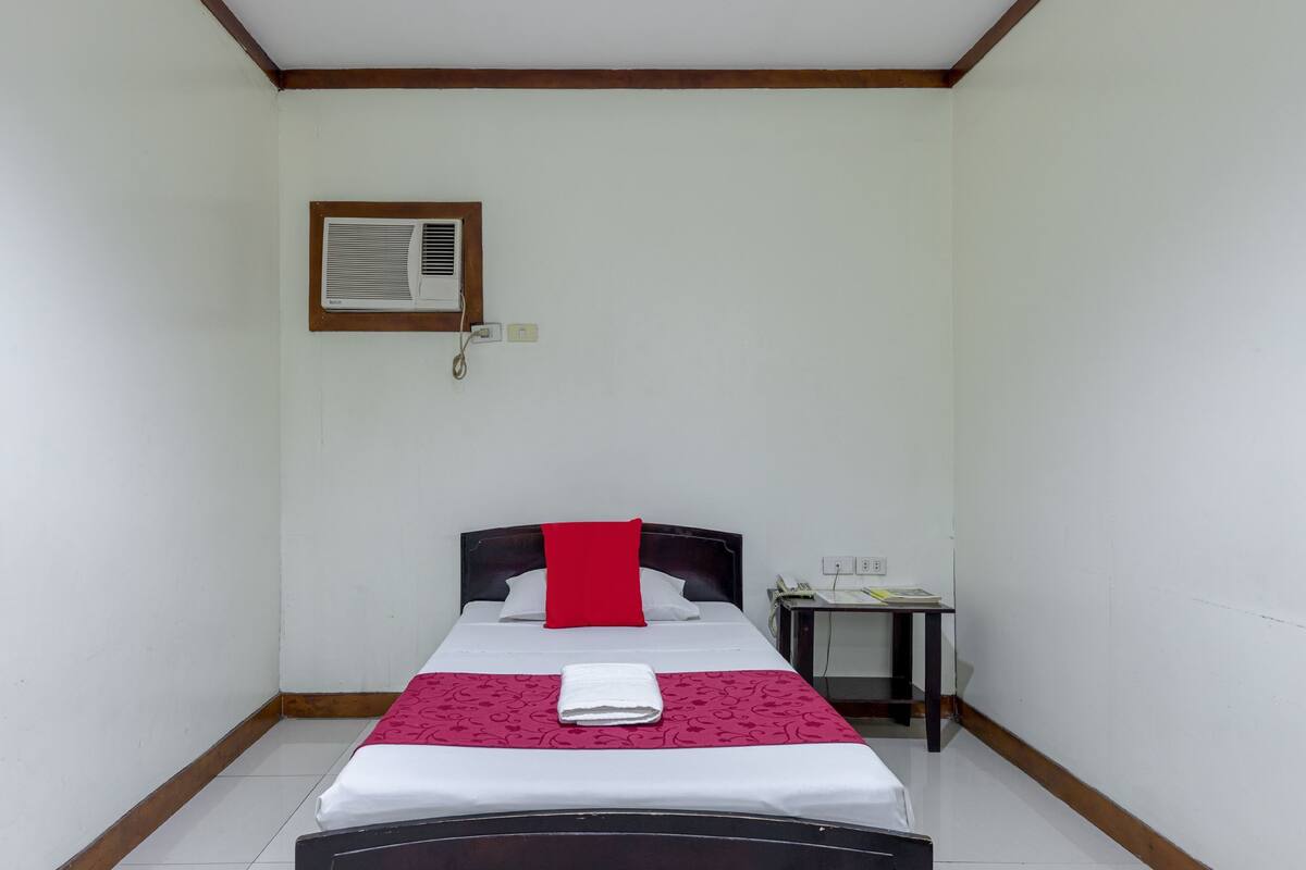 Standard Room | Desk, soundproofing, iron/ironing board (on request)