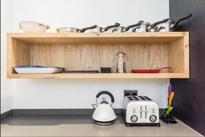 Huoneisto, 2 makuuhuonetta, keittiö | Yksityinen keittiö | Uuni, liesi, astianpesukone, vedenkeitin