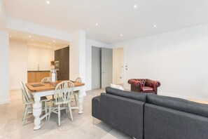 アパートメント 2 ベッドルーム キッチン | 2 室のベッドルーム、WiFi (無料)