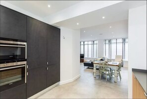 アパートメント 2 ベッドルーム キッチン | 専用キッチン | オーブン、コンロ、食器洗い機、電気ポット