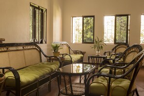 Coin salon dans le hall