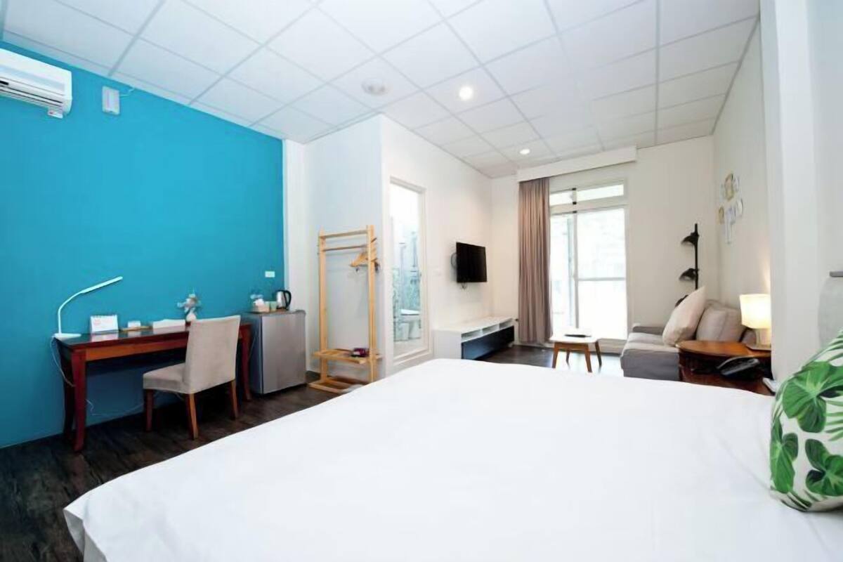Minibar (free items), desk, blackout drapes, WiFi (free)