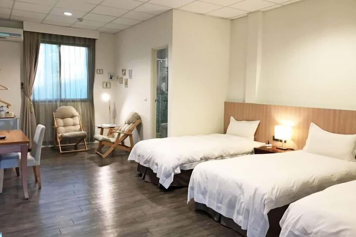 Artículos del minibar gratis, escritorio y cortinas blackout