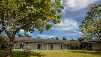 Vista frontal de la propiedad